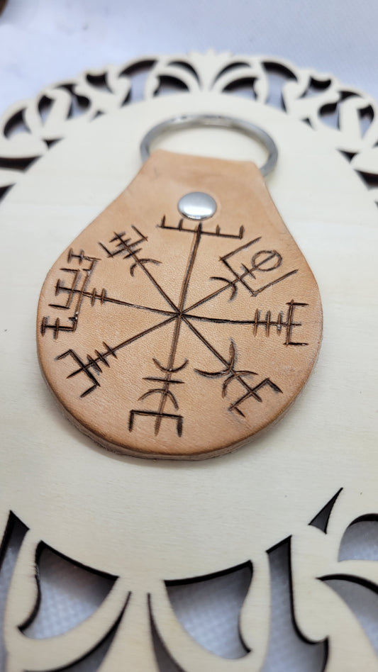 Leather keychain, handburned vegysvir