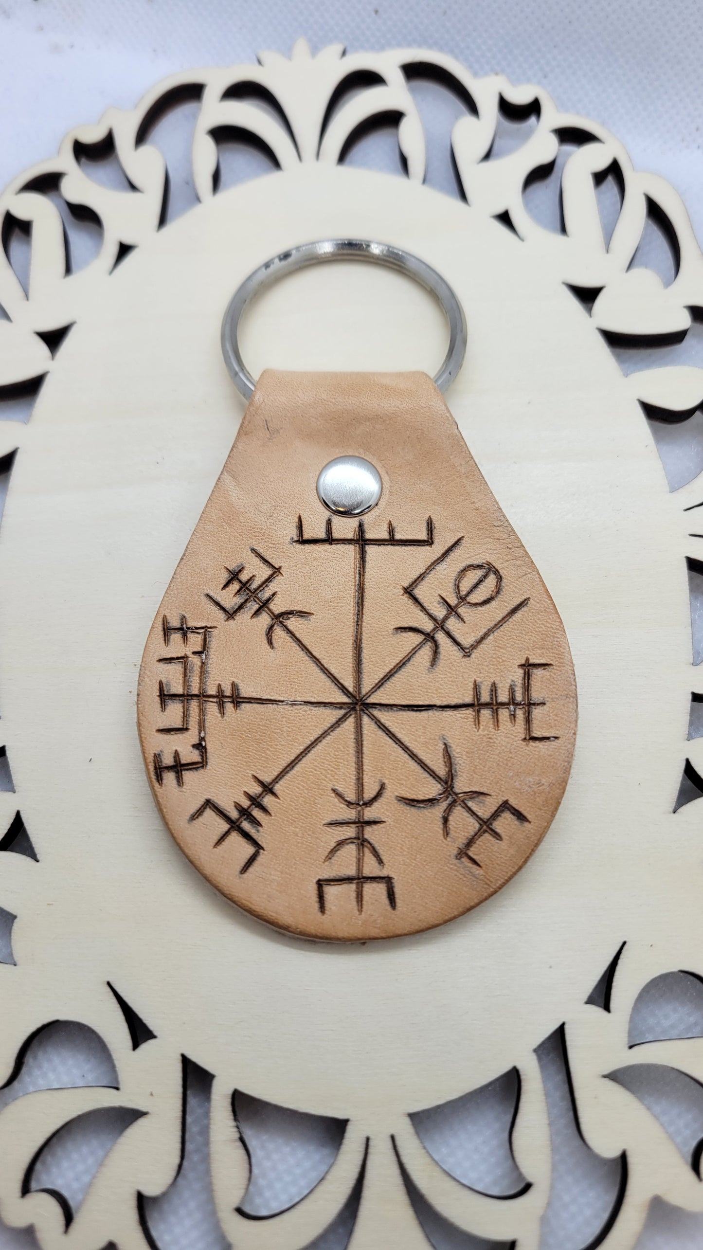 Leather keychain, handburned vegysvir